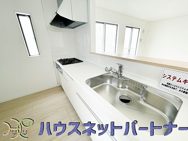 カウンターキッチンなら、リビングで遊ぶ子供の様子を見ながら料理ができるので安心です。料理を運んでもらったり、子供にお手伝いしてもらいやすいのもいいですね♪