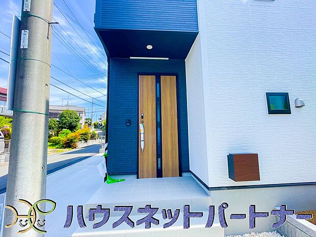 玄関の扉を開けると家族の待つお家。幸せを感じる瞬間です。