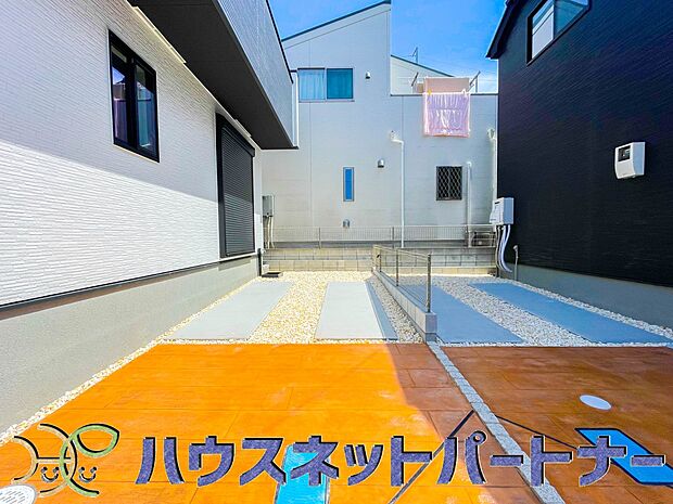 駐車場がある戸建を持つ最大のメリットは、駐車場代金を支払い続ける必要がないことです。賃貸住宅に住んでいる方が、戸建の購入を考えるきっかけに挙げることが多いようです。
