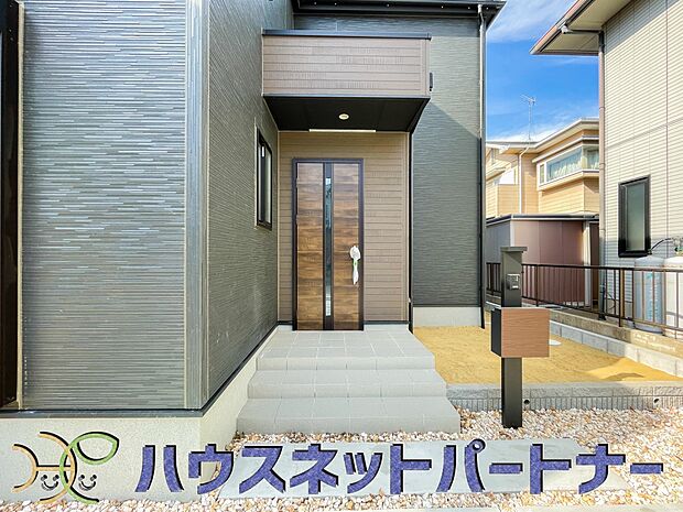 玄関の扉を開けると家族の待つお家。幸せを感じる瞬間です。