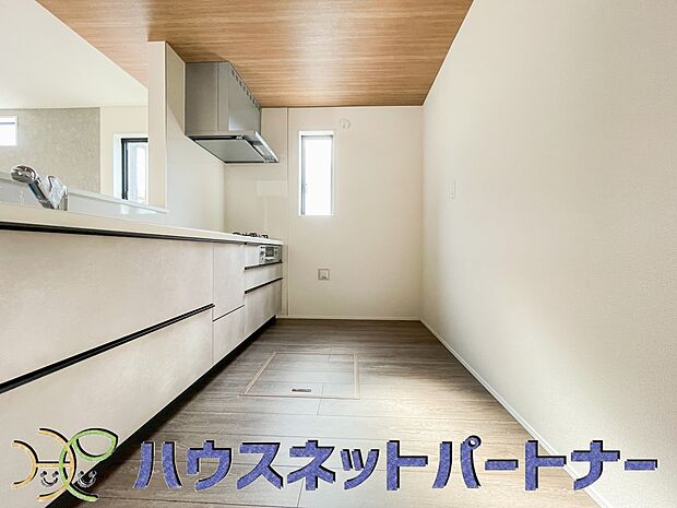 明るい自然光が入る作業スペースを多くとったキッチン採用。夫婦揃ってキッチンに立っても調理がしやすく、家事をしながら会話も弾みます。食器類もすっきりと片付く収納力。