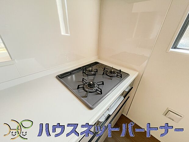 三口コンロで料理の幅を拡げてくれる使いやすいシステムキッチンを採用。洗い場も大きいので野菜や食器を洗ったりする際にも捗り、奥様の強い味方となってくれるはずです。