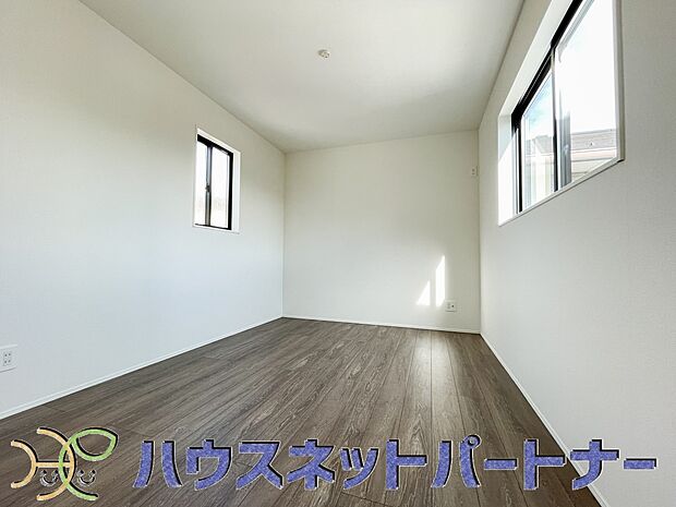 柔らかな光り差し込む家族に優しい洋室は子供部屋にぴったり。