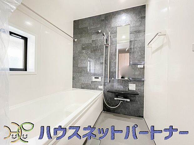 心地よいバスタイムを演出する浴室はゆとりあるサイズを採用。保温機能付き、汚れをはじく有機ガラス系の新素材を採用した浴室。美しく機能的な設備を採用。