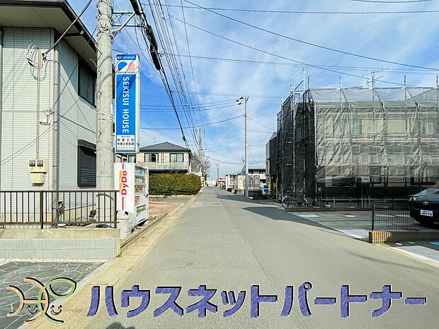 前面道路でお車を駐車するのも楽々。