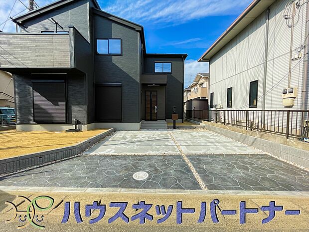 カースペース並列2台可。道路に面したカースペースが2台分あるので、縦列2台のカースペースの様に面倒な車の入替えは必要ありません。ストレスフリーなカーライフを満喫できます。