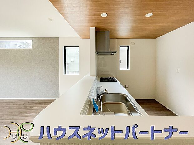 キッチンカウンターがあると配膳が楽なことがメリットの一つ。後片付けをするときも、ダイニングテーブルからあまり動かずに流し台へ運ぶことができるので便利です♪