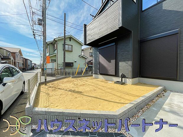 自宅に土いじりが出来るスペースって本当にいいですよね。季節のお花を植えてみては如何ですか。