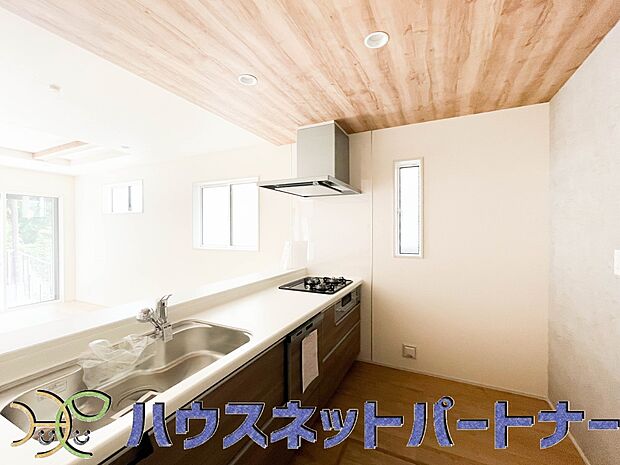 三口コンロで料理の幅を拡げてくれる使いやすいシステムキッチンを採用。洗い場も大きいので野菜や食器を洗ったりする際にも捗り、奥様の強い味方となってくれるはずです。