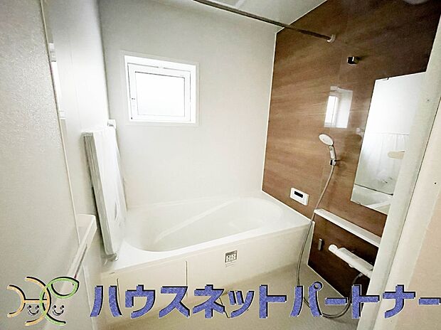 高級感溢れるカラーと大きさ・柔らかな曲線で構成された半身浴も楽しめるバスタブが心地よさをもたらします。
