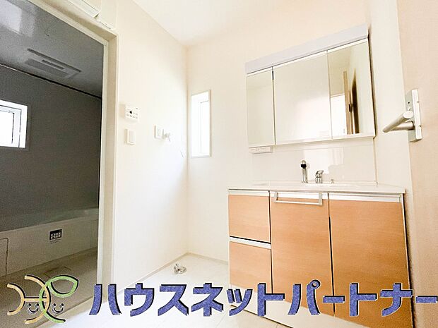 大きく見やすい三面鏡で清潔感ある洗面台は、身だしなみチェックや肌のお手入れに最適です。何かと物が増える場所だからこそ、スッキリと見映えの良い空間に拵えました。