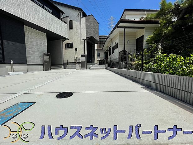 通勤や家族の送迎など、毎日の生活にマイカーが欠かせない方にとって駐車場は大事な条件。敷地内にカースペースがあれば、お出かけやお買い物の際の搬入出もらくらくです。