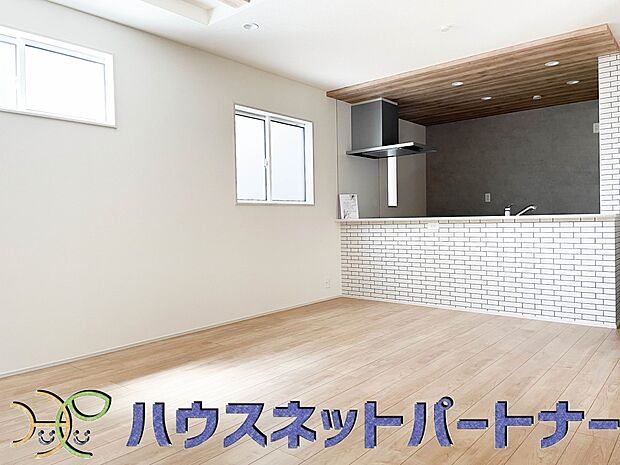 リビングは、食事スペースと寛げる場所設けてもまだ余裕の広さ。明るい光が照らしてくれます。