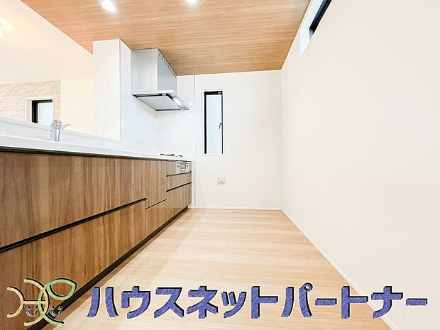 明るい自然光が入る作業スペースを多くとったキッチン採用。夫婦揃ってキッチンに立っても調理がしやすく、家事をしながら会話も弾みます。食器類もすっきりと片付く収納力。