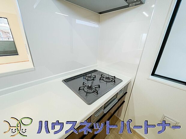 三口コンロで料理の幅を拡げてくれる使いやすいシステムキッチンを採用。洗い場も大きいので野菜や食器を洗ったりする際にも捗り、奥様の強い味方となってくれるはずです。