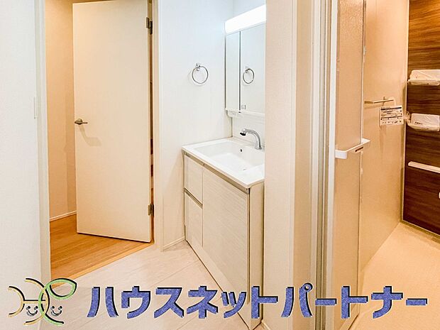 家の中でも特にプライベートスペースとなる洗面所は、洗濯場所と浴室を同じ空間でまとめております。小窓を設置しておりますので、熱気などが籠りやすい空間でちょっとした空気の入れ替えを。