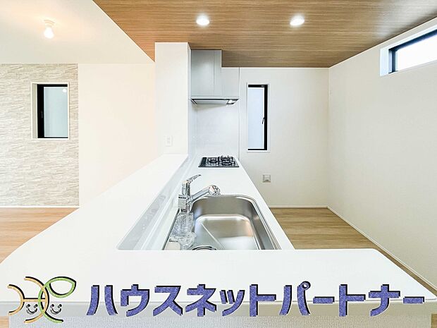 人工大理石のワークトップやシンクは、水を流しただけできれいになったように見えます。白いキッチンは明るく清潔感があり、とっても素敵です。
