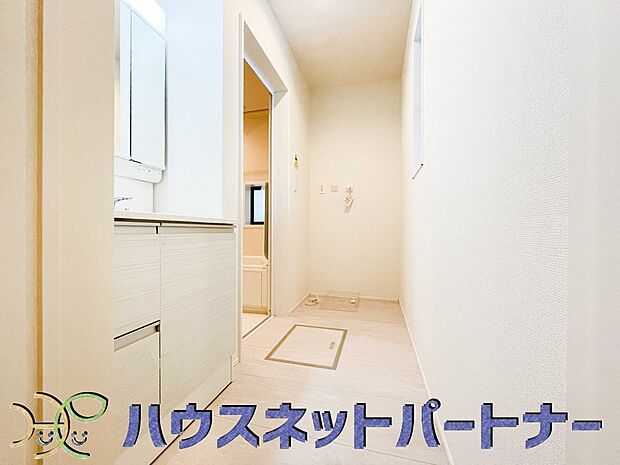 毎日使う洗濯機。しっかりと奥行きのある置き場が確保されています。