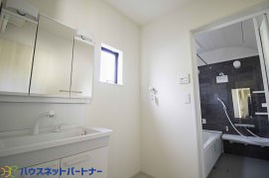 シャンプードレッサー洗面化粧台。大型の陶器製洗面ボウルと、シャンプーができるシャワーが付いた洗面台なら、毎朝のシャンプーも楽々。ボウル全体をお掃除するときも便利です。