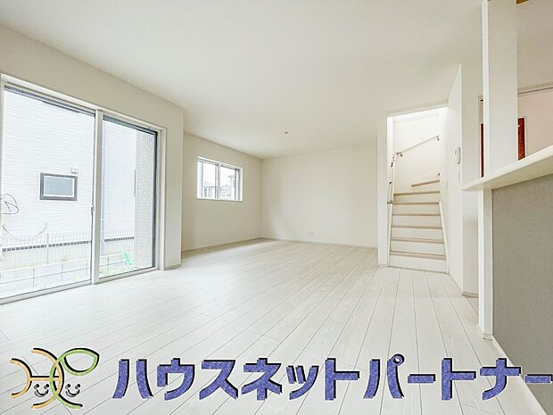 明るく開放的なダイニング。家族とのコミュニケーションが取りやすく、みんなの笑顔が溢れます