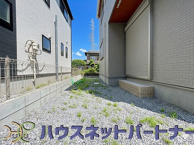 一戸建ての醍醐味は、何といっても庭があること。花や野菜を育てたり、子供と遊んだり、お客様を迎えたり…。大切なペットと過ごす心地良いスペースにもなりますね。