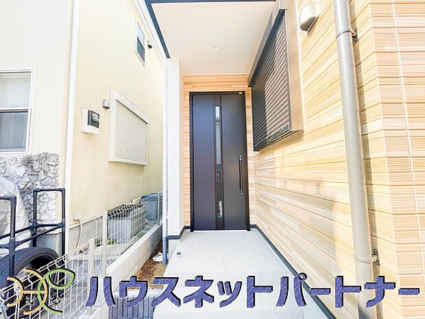 上質感漂う玄関へのアプローチ。居住者の帰り、訪れる方を優しく迎える・安らぎに満ちた生活空間を予感させる。健やかな暮らしを楽しめそう。