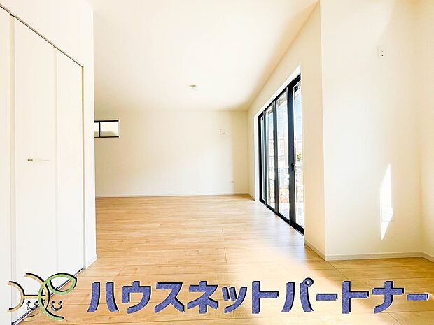 リビングに隣接して居室があります。リビングと一体で使うこともできて、間仕切りをして個室としても使うことができます。収納もある為、快適空間が作れます。