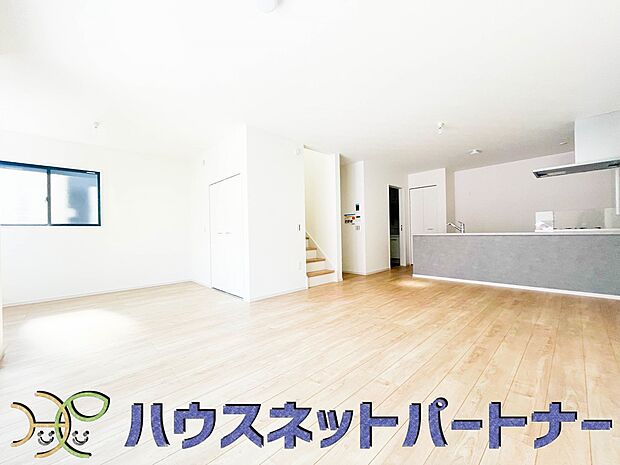 通風・採光に優れ、心地よい光と風が溢れています。 贅沢で豊かな居住性と、プライドを満たすクオリティが見事に調和した住空間。新築ならではの快適なひとときをご体感頂ける筈です。