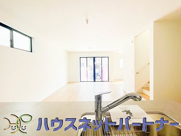 家族の様子を見ながらキッチンでお料理。一日の出来事を会話しながらの家事は嬉しいコミュニケーション。