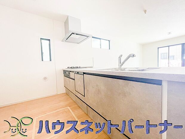 明るい自然光が入る作業スペースを多くとったキッチン採用。夫婦揃ってキッチンに立っても調理がしやすく、家事をしながら会話も弾みます。食器類もすっきりと片付く収納力。