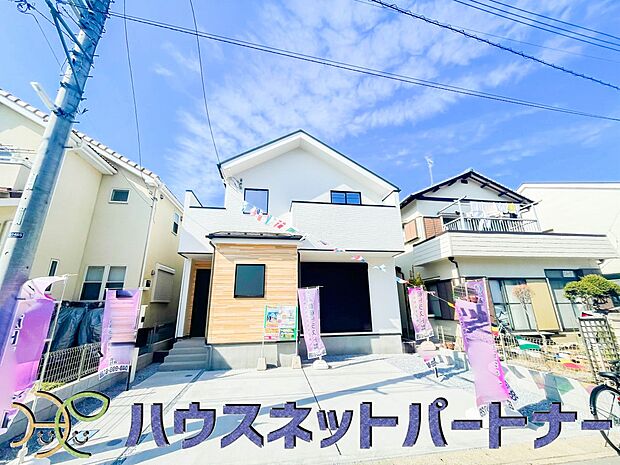 街に溶け合う美しい景観と、採光や風通しを考えて設計された間取り。近隣の視線を考え調整した窓位置など、外観だけでなく、住まうご家族の心地よさを最優先しました。