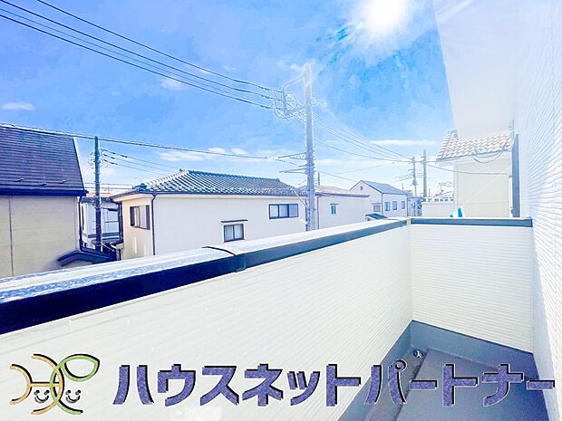 青い空が近くに感じるバルコニーは、爽やかな風をお部屋へ運んでくれます。