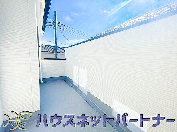 バルコニー2カ所にあり、洗濯物をゆったりと干すことができます。また、プランターを飾ったり、ガーデンチェアなどを置けば、快適なアウトドアリビングにもなります。