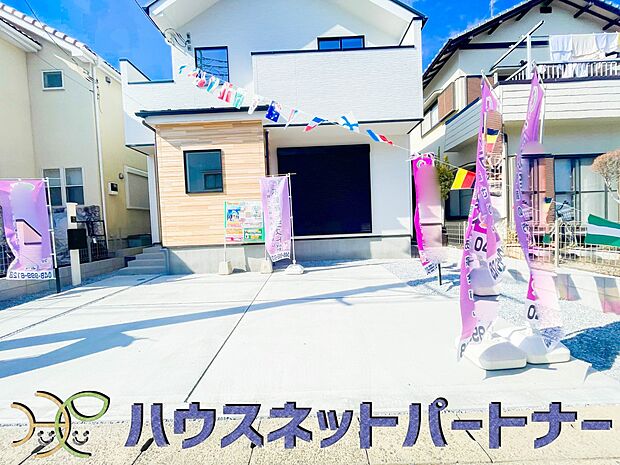 カースペースは並列で2台分がOK。お友達が遊びに来ても、安心ですね。