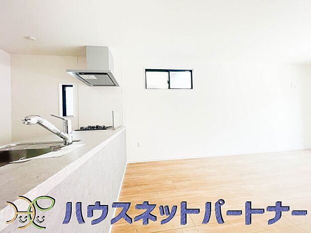 忙しい朝でも家族揃って食事をして頂ける、ゆとりある大きさのダイニングスペース。奥様の手料理をカウンター越しに受けとって頂き、テーブルで囲む素敵な時間を存分にお愉しみ下さい。