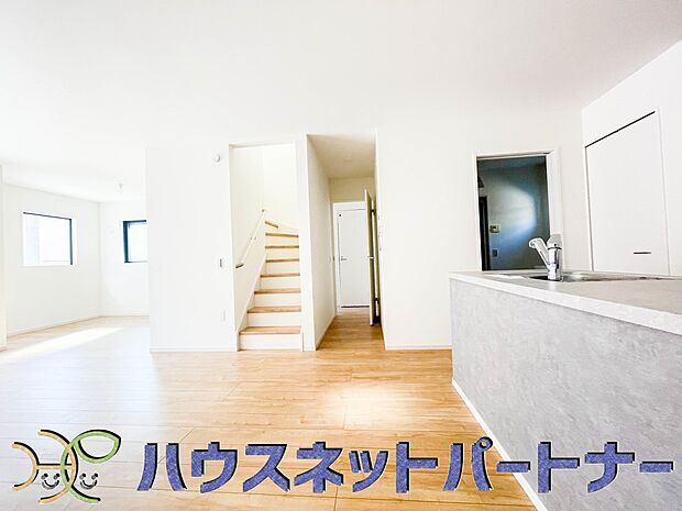 お料理できたらカウンターから手渡しができます。家族で会話をしながらお料理を楽しく。