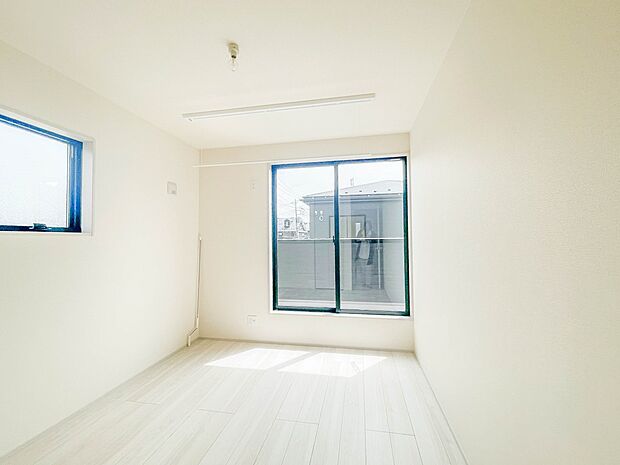 バルコニーに直接出入りできるお部屋です。ちょっと外の空気を吸いたい時や、ベランダでミニガーデニングなども楽しめそうです。