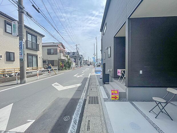 前面道路の日当たりの良い明るいお家。