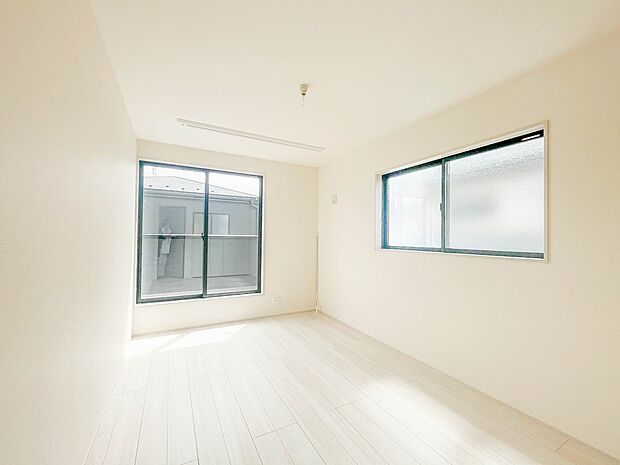 独立性を高めたお部屋。たっぷりの収納も配備しており、片付いた空間を現実出来そう。陽光も降り注ぐ明るく開放的な空間が魅力的。