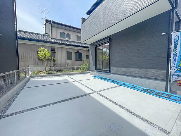 一戸建ての醍醐味は、何といっても庭があること。花や野菜を育てたり、子供と遊んだり、お客様を迎えたり…。大切なペットと過ごす心地良いスペースにもなりますね。