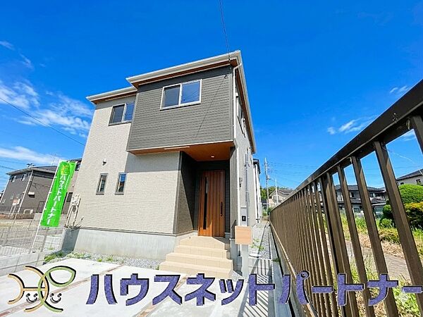 上質感漂う玄関へのアプローチ。居住者の帰り、訪れる方を優しく迎える・安らぎに満ちた生活空間を予感させる。健やかな暮らしを楽しめそう。