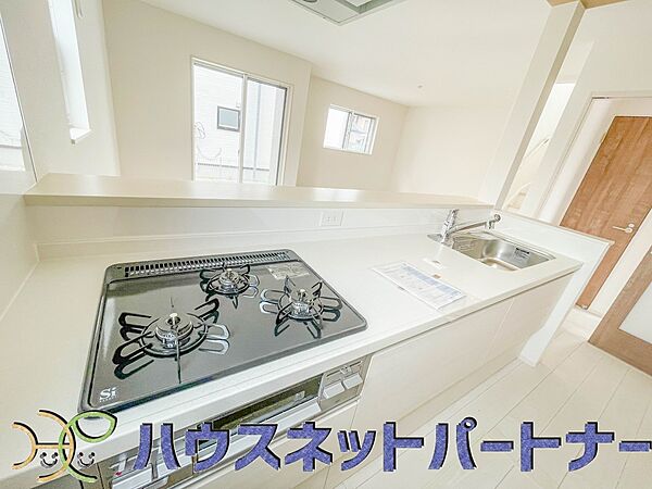 三口コンロで料理の幅を拡げてくれる使いやすいシステムキッチンを採用。洗い場も大きいので野菜や食器を洗ったりする際にも捗り、奥様の強い味方となってくれるはずです。