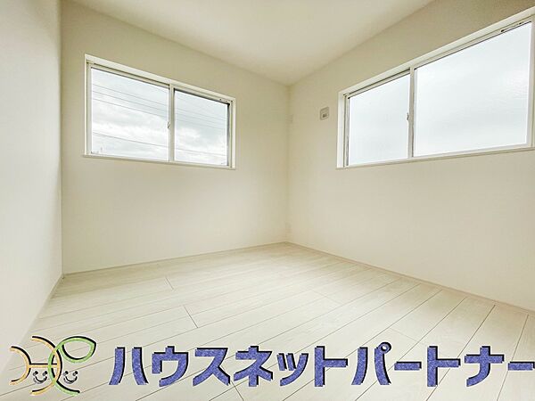 ベッドを置いて主寝室をイメージ。それでも広々してますね。