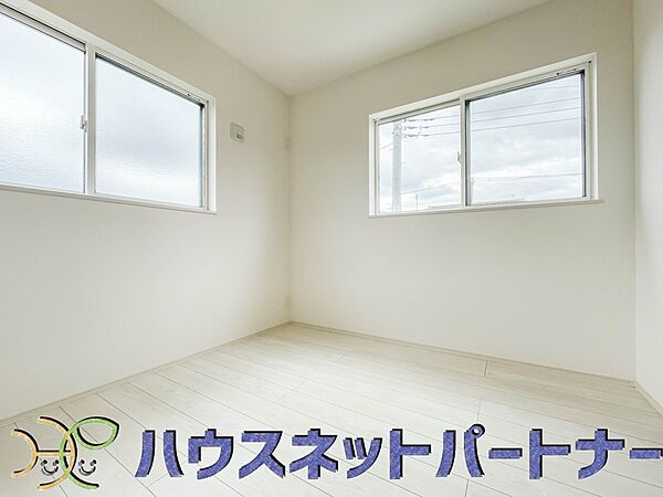 柔らかな光り差し込む家族に優しい洋室は子供部屋にぴったり。