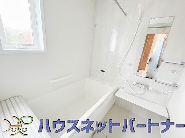 高級感溢れるカラーと大きさ・柔らかな曲線で構成された半身浴も楽しめるバスタブが心地よさをもたらします。
