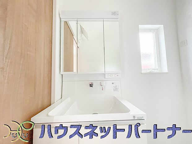 大きく見やすい三面鏡で清潔感ある洗面台は、身だしなみチェックや肌のお手入れに最適です。何かと物が増える場所だからこそ、スッキリと見映えの良い空間に拵えました。