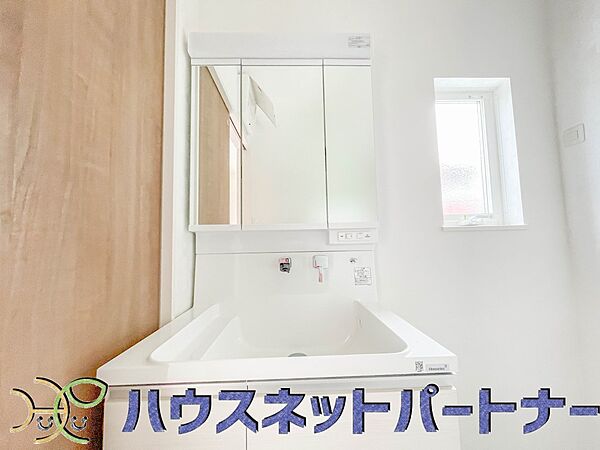 大きく見やすい三面鏡で清潔感ある洗面台は、身だしなみチェックや肌のお手入れに最適です。何かと物が増える場所だからこそ、スッキリと見映えの良い空間に拵えました。