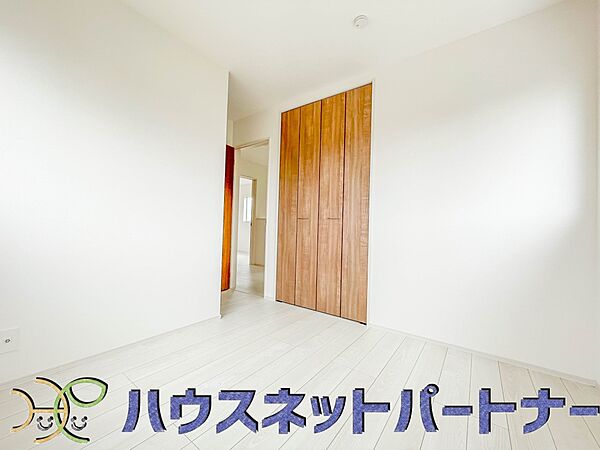 来訪者の様子を室内TVモニターでチェック。対応したくないセールスを断りやすく、子どもに留守番をさせるときも安心。不在時の来訪者を録画でき、犯罪抑止効果も期待できます。