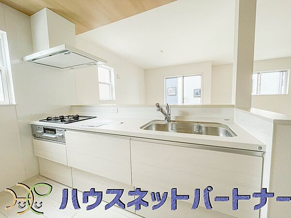 カウンターキッチンなら、リビングで遊ぶ子供の様子を見ながら料理ができるので安心です。料理を運んでもらったり、子供にお手伝いしてもらいやすいのもいいですね♪