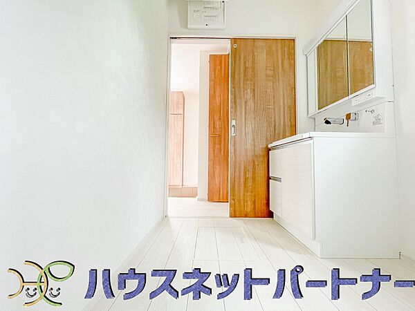 広い脱衣所、洗面台も大きなサイズを設置。建売では見ない広さと解放感。